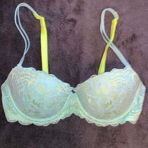 PINK Victoria’s Secret 34B push-up/pigeonnant. Sexy lace